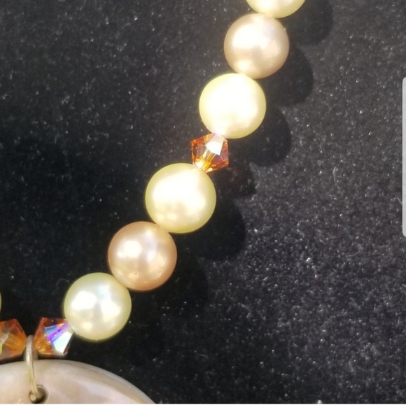 VINTAGE GLASS FAUX PEARL & CARVED MOTHER OF PEARL PENDANT NECKLACE - Picture 4 of 5